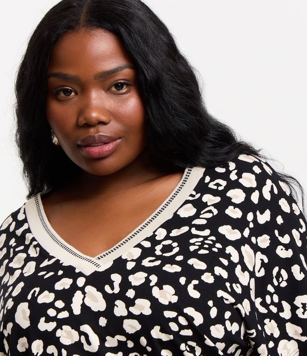 Blusa en Crepé con Estampa de Manchas y Cuello V Curve & Plus Size 4