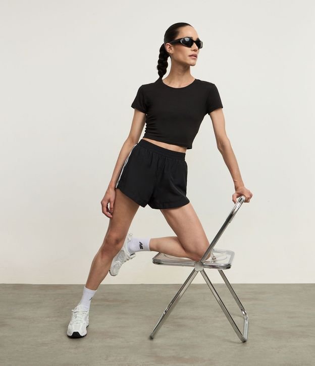 Remera Cropped Deportiva con Diferencial Tacto Suave 3