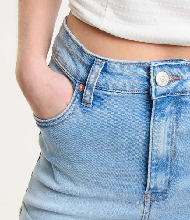 Short Hotpants Cintura Alta en Jeans con Bajo Plegado 4