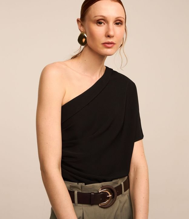 Blusa Hombro Solo en Crepé con Escote Degagê 2