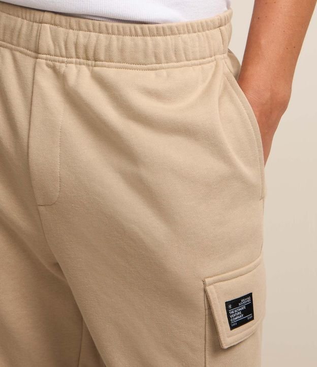 Bermuda en Tela French Terry con Bolsillo Cargo 4