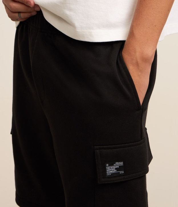 Bermuda en Tela French Terry con Bolsillo Cargo 4