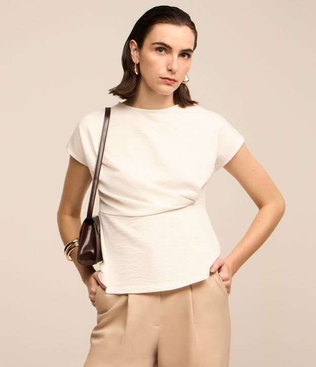 Blusa en Tela Texturizada con Detalle Delantero en la Cintura
