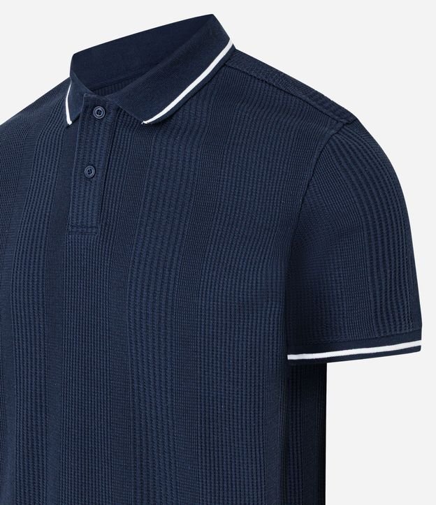 Polo Regular en Media Malla con Textura Rayada y Detalles Contrastantes 8