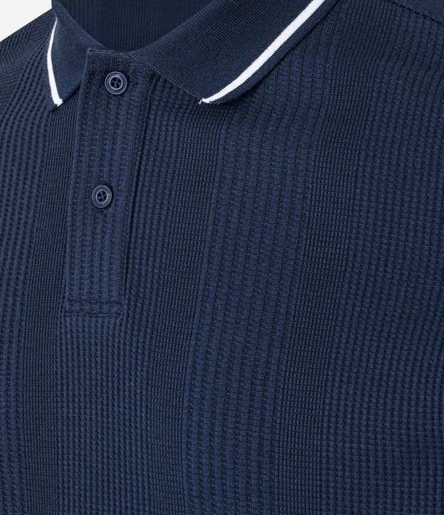 Polo Regular en Media Malla con Textura Rayada y Detalles Contrastantes 10