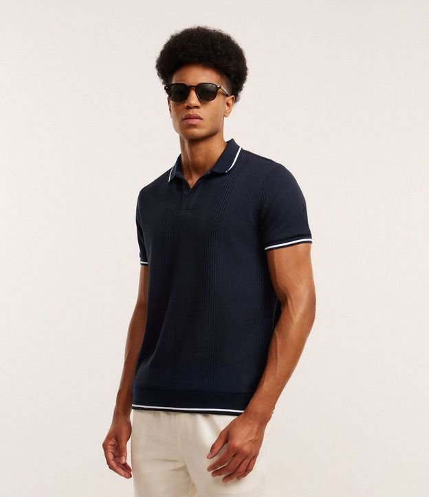 Polo Regular en Media Malla con Textura Rayada y Detalles Contrastantes 3