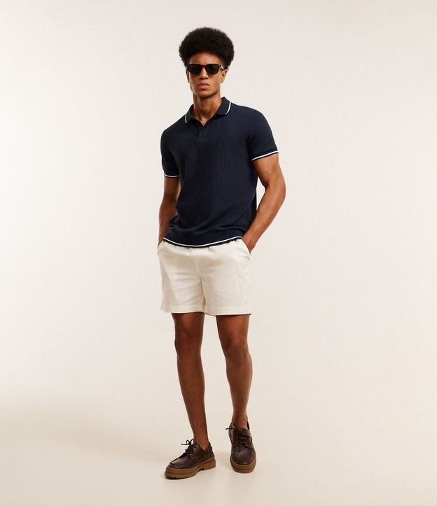 Polo Regular en Media Malla con Textura Rayada y Detalles Contrastantes 4