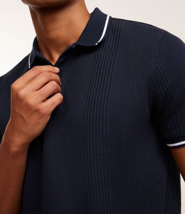 Polo Regular en Media Malla con Textura Rayada y Detalles Contrastantes 5