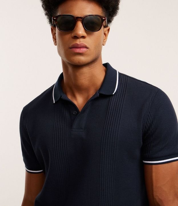 Polo Regular en Media Malla con Textura Rayada y Detalles Contrastantes 6