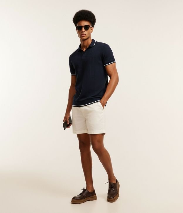 Polo Regular en Media Malla con Textura Rayada y Detalles Contrastantes