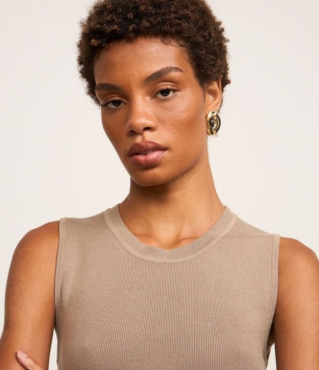 Blusa sin Manga en Punto Canelado con Cuello Redondo 5