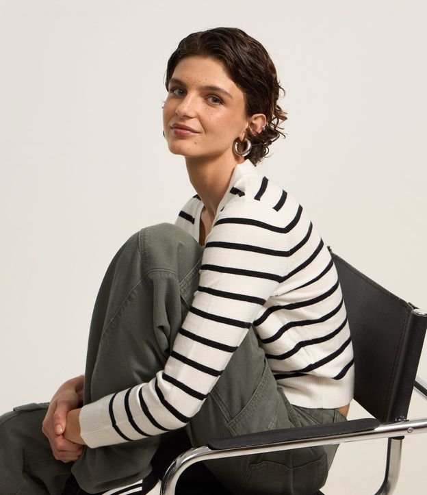 Cardigan Corto en Punto Listrado con Botones