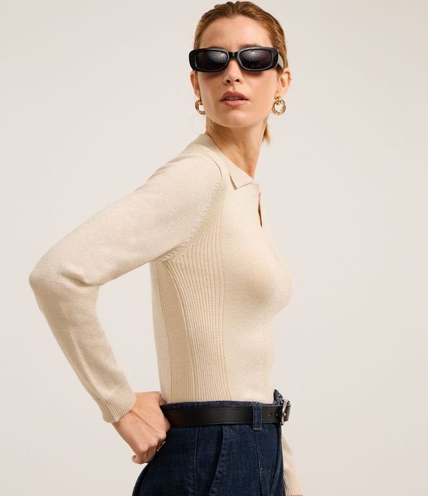 Blusa en Viscosa con Cuello V y Solapa
