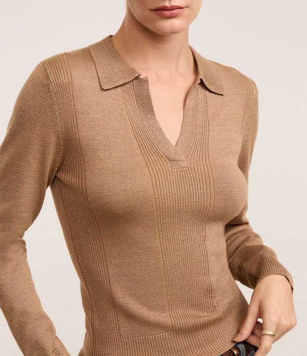 Blusa en Viscosa con Cuello V y Solapa 4