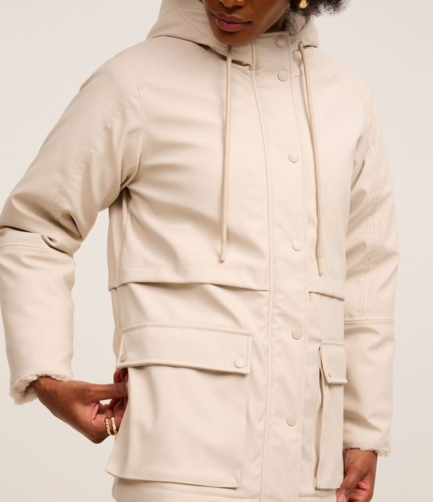Campera Parka Gomosa en PU con Forro Peluche 6