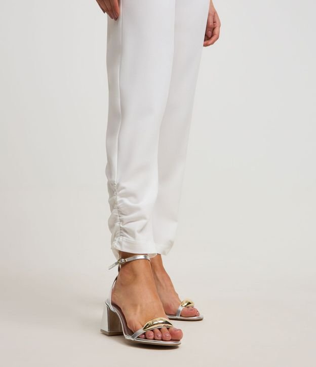 Pantalón Carrot en Crepé con Detalles Fruncidos y Cintura Elástica 6