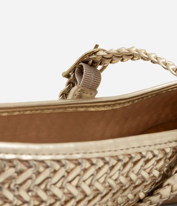 Zapatilla Metalizada con Textura Trenzada y Tira con Hebilla 4