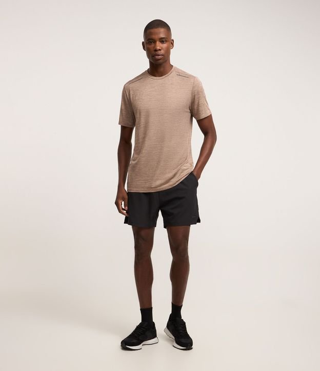 Remera Deportiva con Tecnologia Dry y Detalles Reflectantes 3