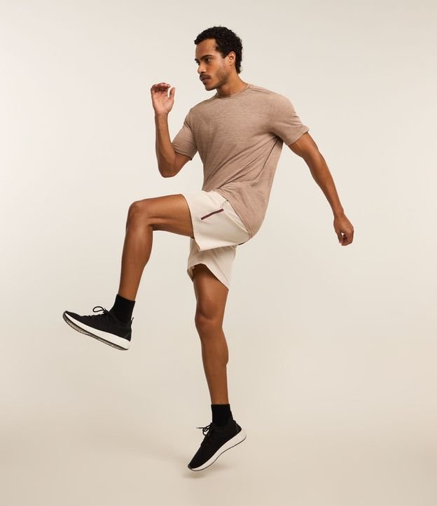 Remera Deportiva con Tecnologia Dry y Detalles Reflectantes 4