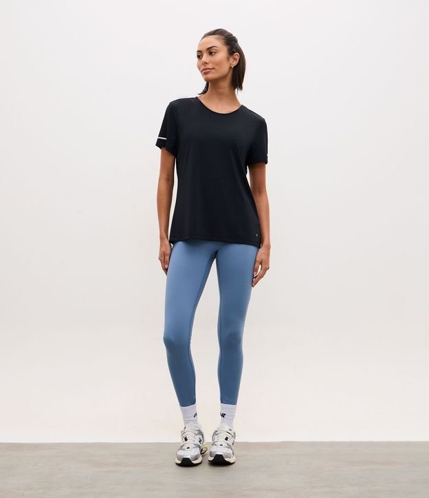 Remera Deportiva Texturizada con Detalle Reflectante 3