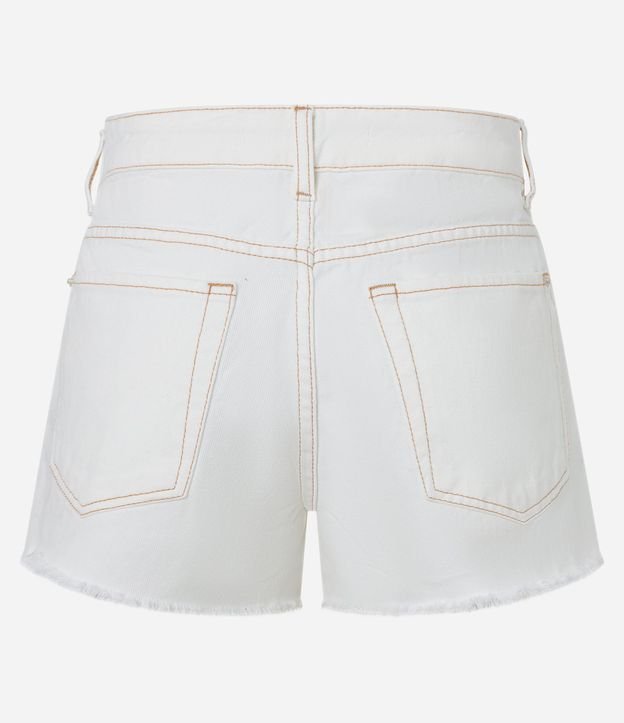 Short en Sarga con Bajo Deshilachado y Flores Bordadas 7