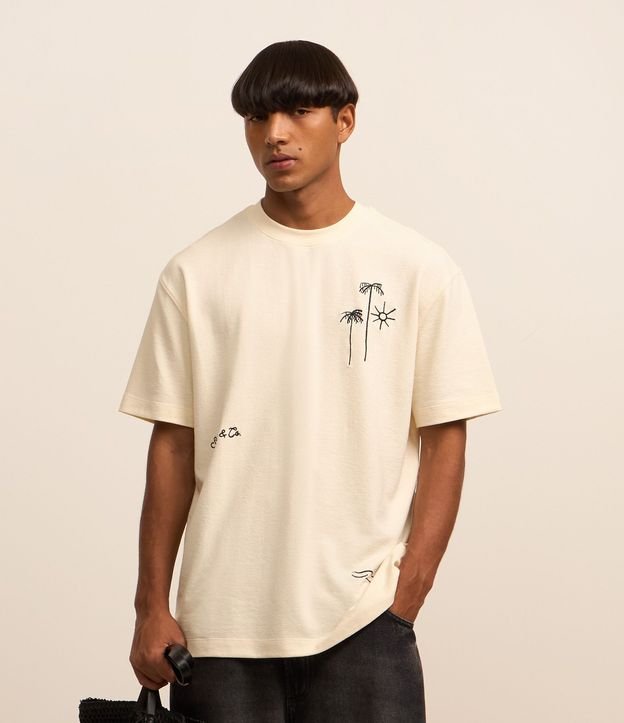 Remera Relaxed con Textura y Estampa Bordada de Cocoteros y Sol