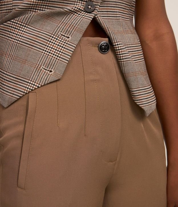 Pantalón Carrot Sastrería con Tiro Alto y Botón Contrastante 3