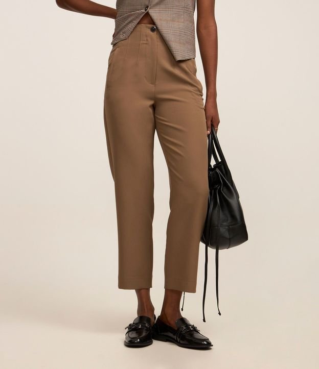Pantalón Carrot Sastrería con Tiro Alto y Botón Contrastante 4
