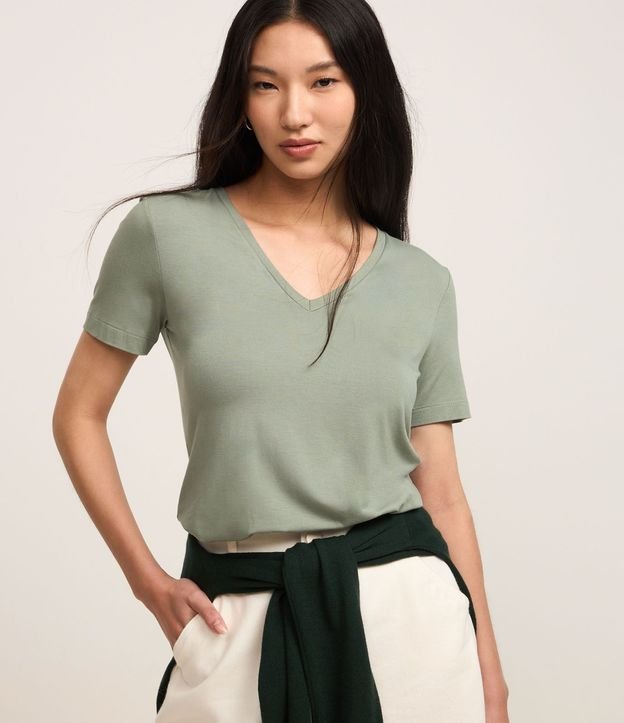Blusa Básica en Viscosa con Escote V