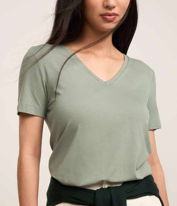 Blusa Básica en Viscosa con Escote V 3