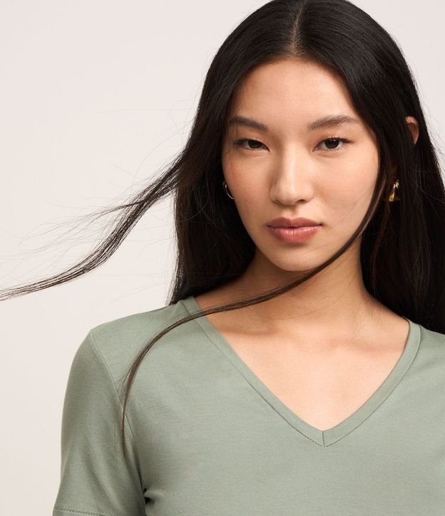 Blusa Básica en Viscosa con Escote V 4