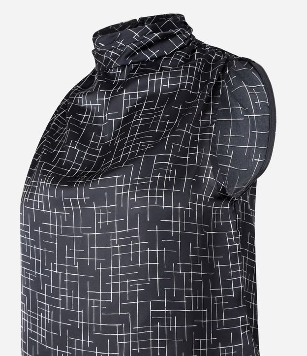 Blusa Satinada con Cuello Alto Drapeado y Estampado Geométrico 7
