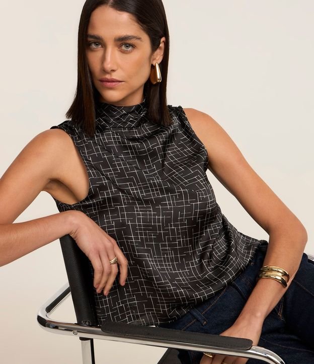 Blusa Satinada con Cuello Alto Drapeado y Estampado Geométrico