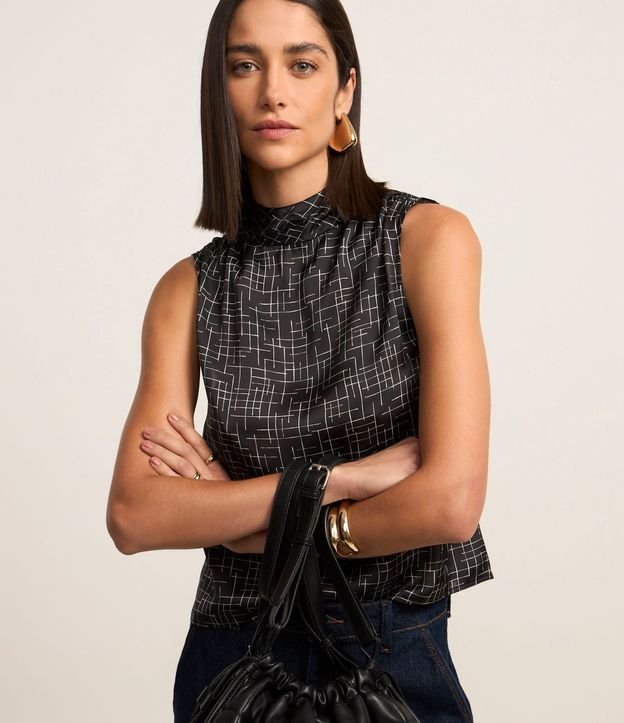 Blusa Satinada con Cuello Alto Drapeado y Estampado Geométrico 2