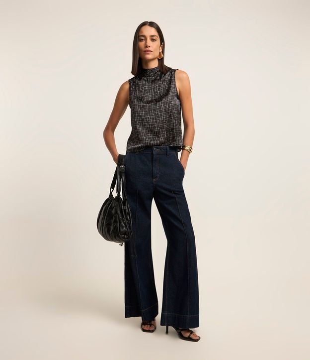 Blusa Satinada con Cuello Alto Drapeado y Estampado Geométrico 3