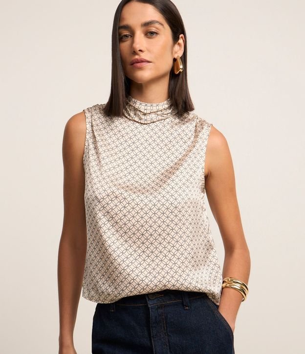 Blusa Satinada con Cuello Drapeado y Estampa Geométrica
