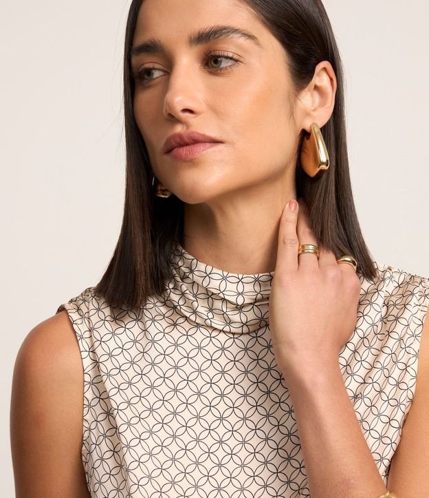 Blusa Satinada con Cuello Drapeado y Estampa Geométrica 3