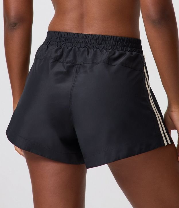 Bermuda Deportiva con Rayas Contrastantes en los Laterales y Bombacha Interna 4