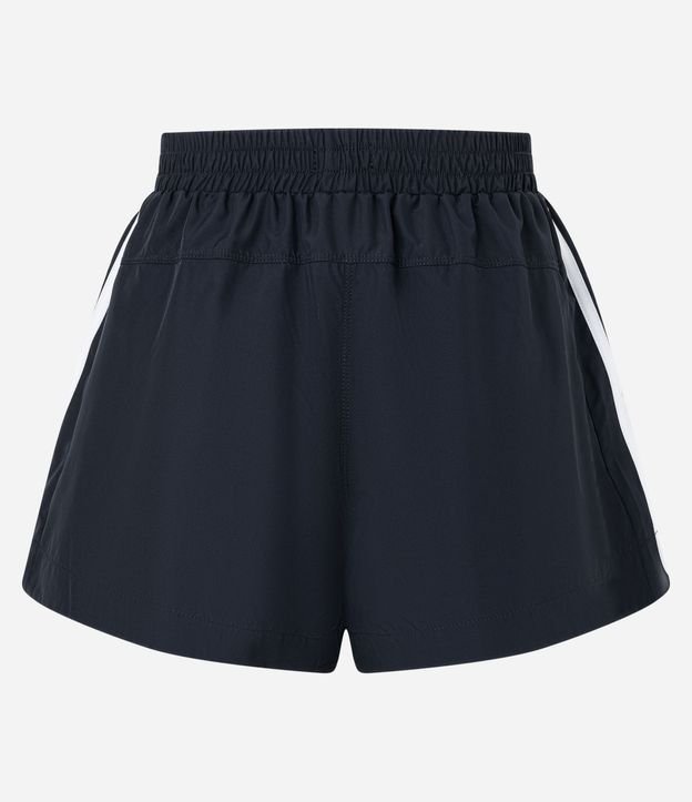 Bermuda Deportiva con Rayas Contrastantes en los Laterales y Bombacha Interna 6