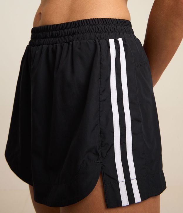 Bermuda Deportiva con Rayas Contrastantes en los Laterales y Bombacha Interna 4