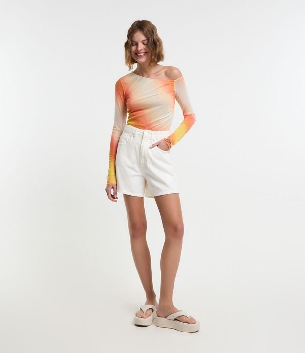 Short Mom Tiro Alto en Sarga con Bolsillos 1