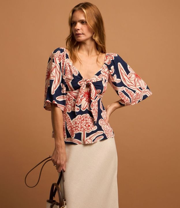 Blusa en Viscolino con Nudo y Follajes Estampadas 3