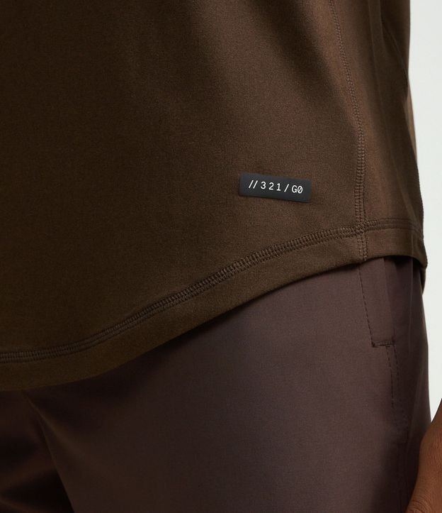 Musculosa Regular Deportiva con Etiqueta en el Bajo y Detalle Contrastante 4