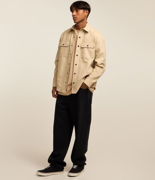 Camisa en Sarga con Botones y Bolsillos 3