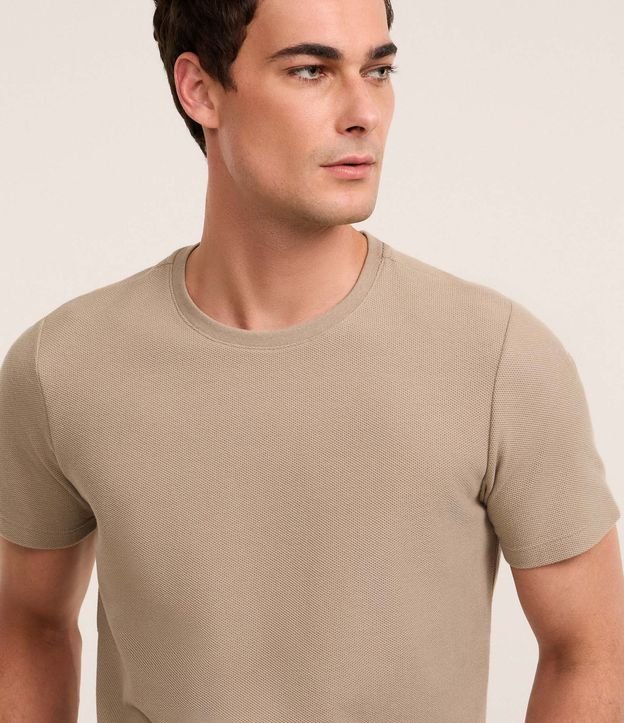 Remera Regular con Textura Colmena 4
