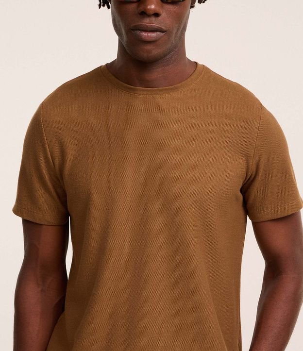 Remera Regular con Textura Colmena 5
