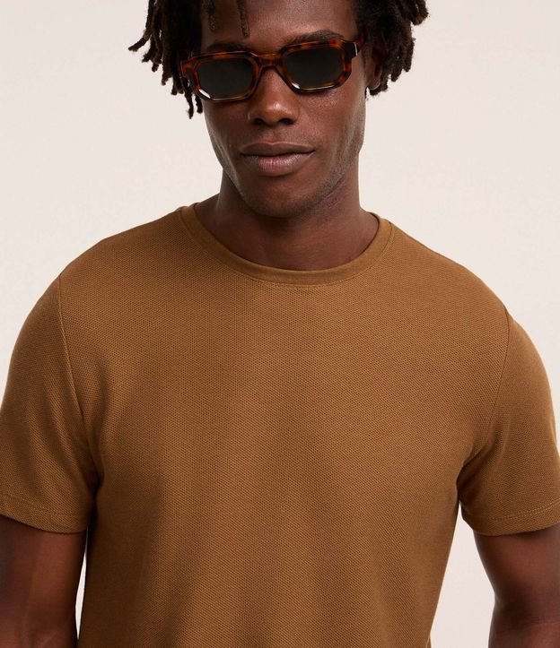 Remera Regular con Textura Colmena 6