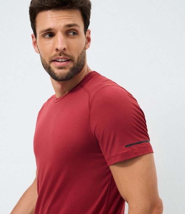 Remera Deportiva con Etiqueta en la Barra y Manga Corta 1