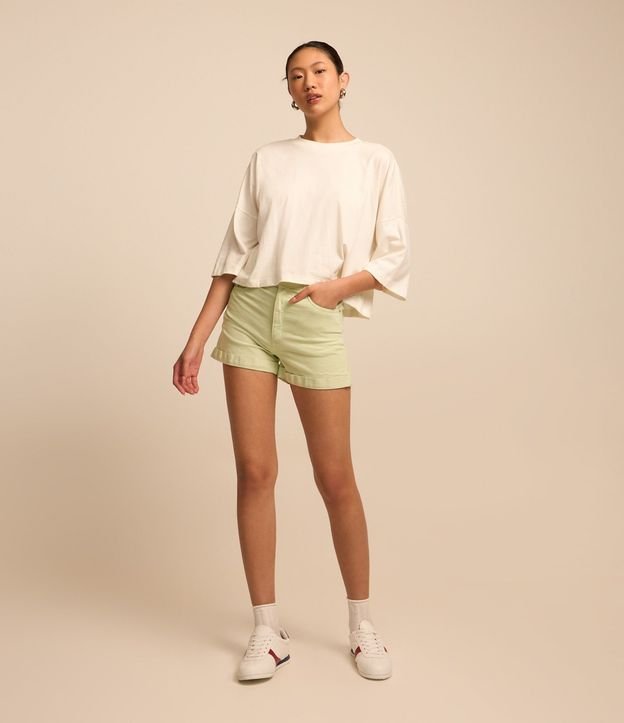 Short en Sarga con Cintura Alta y Bajo Plegado
