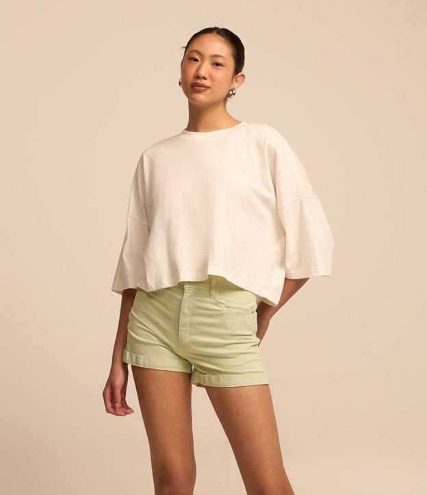 Short en Sarga con Cintura Alta y Bajo Plegado 2